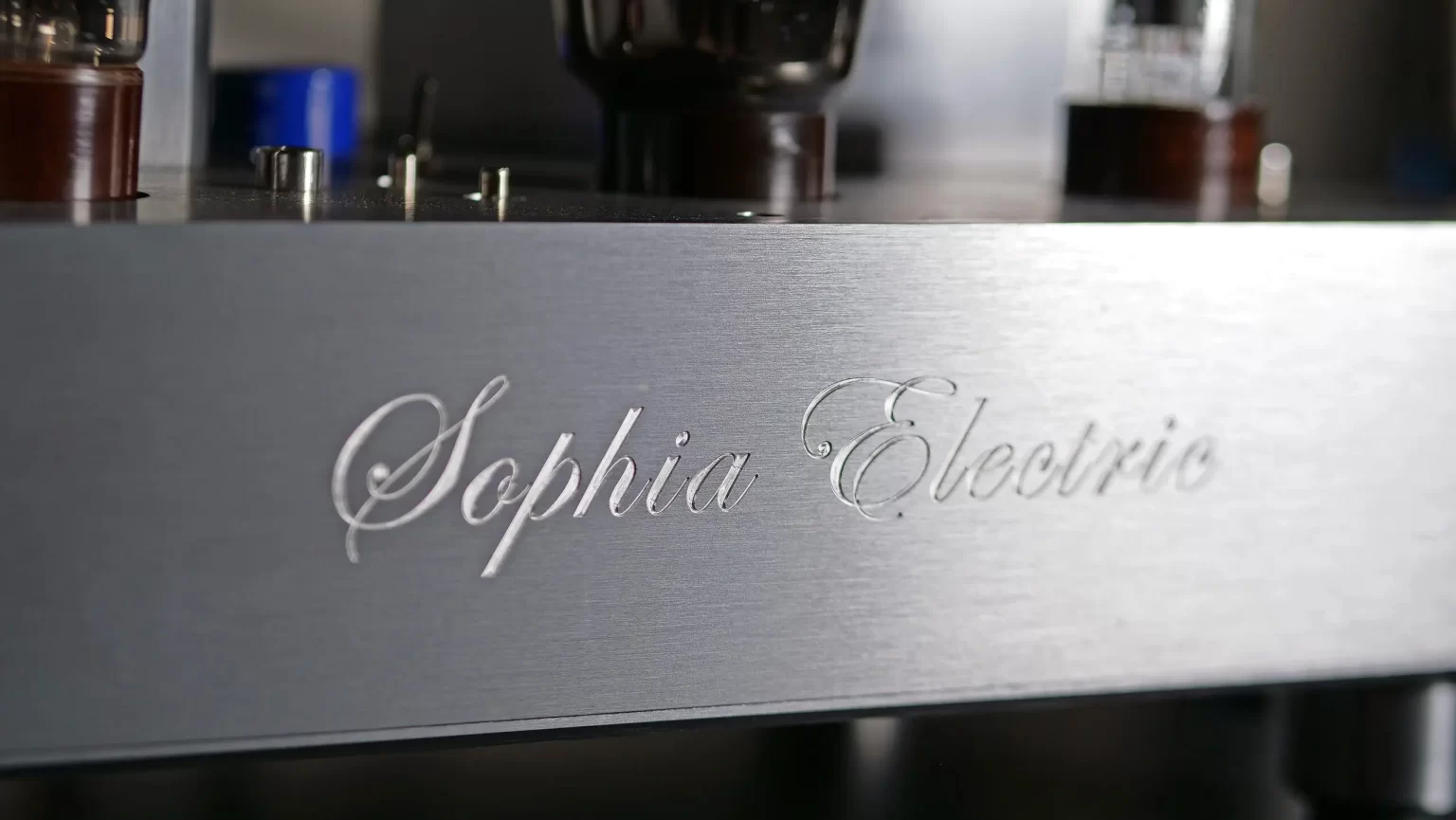 Grawerowane logo Sophia Electric na szczotkowanym aluminium