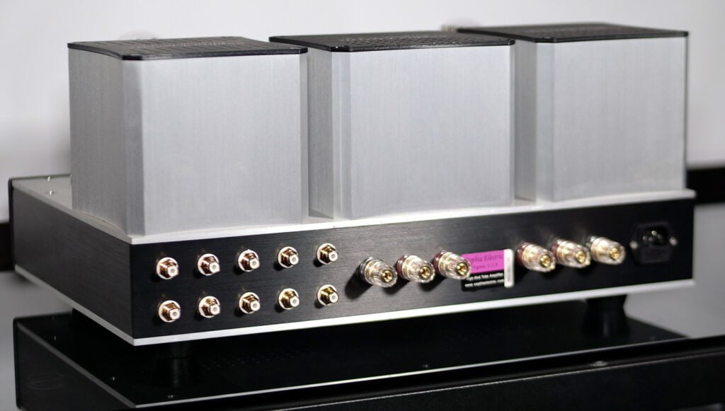 Sophia Electric 91-03 300B - wzmacniacz stereo single-ended, widok z tyłu